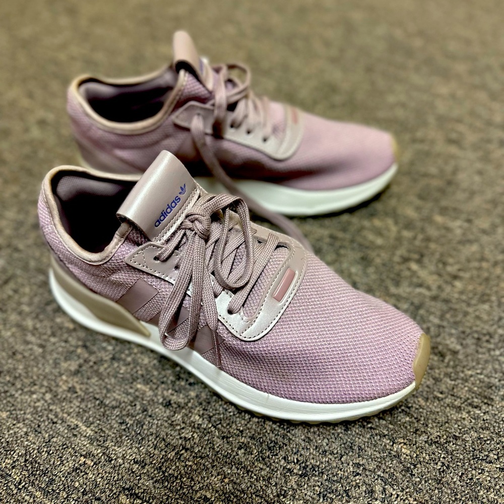 Women’s size 9 adidas sneakers! Purple 💜